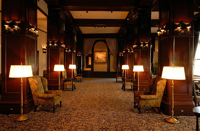 Hotel New Grand lobby